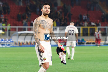 2024-04-01 - Leandro Paredes of AS Roma greet the fans - US LECCE VS AS ROMA - ITALIAN SERIE A - SOCCER