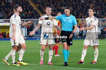 2024-04-01 - Players of AS Roma protests with the referee Matteo Marcenaro of Genova - US LECCE VS AS ROMA - ITALIAN SERIE A - SOCCER