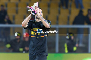2024-04-01 - Wladimiro Falcone of US Lecce greet the fans - US LECCE VS AS ROMA - ITALIAN SERIE A - SOCCER