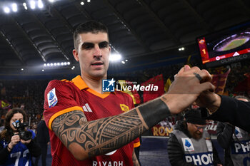 2024-04-06 - Gianluca Mancini of A.S. Roma greets the fans at the end of the match during the 31th day of the Serie A Championship between A.S. Roma vs S.S. Lazio, 6 April, 2024 at the Olympic Stadium in Rome, Italy. - AS ROMA VS SS LAZIO - ITALIAN SERIE A - SOCCER