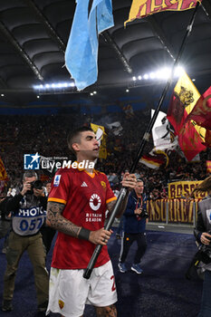 2024-04-06 - Gianluca Mancini of A.S. Roma greets the fans at the end of the match during the 31th day of the Serie A Championship between A.S. Roma vs S.S. Lazio, 6 April, 2024 at the Olympic Stadium in Rome, Italy. - AS ROMA VS SS LAZIO - ITALIAN SERIE A - SOCCER