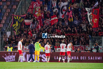 2024-04-13 - The team (AC Monza) claps the hands to AC Monza supporters - BOLOGNA FC VS AC MONZA - ITALIAN SERIE A - SOCCER