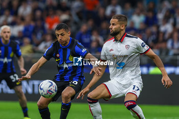 2024-04-14 - Alexis Sanchez of FC Internazionale competes for the ball with Pantelis Hatzidiakos of Cagliari Calcio during Serie A 2023/24 football match between FC Internazionale and Cagliari Calcio at Giuseppe Meazza Stadium, Milan, Italy on April 14, 2024 - INTER - FC INTERNAZIONALE VS CAGLIARI CALCIO - ITALIAN SERIE A - SOCCER