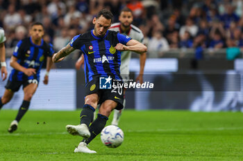 2024-04-14 - Hakan Calhanoglu of FC Internazionale scores a penalty during Serie A 2023/24 football match between FC Internazionale and Cagliari Calcio at Giuseppe Meazza Stadium, Milan, Italy on April 14, 2024 - INTER - FC INTERNAZIONALE VS CAGLIARI CALCIO - ITALIAN SERIE A - SOCCER