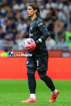 2024-04-14 - Yann Sommer of FC Internazionale seen in action during Serie A 2023/24 football match between FC Internazionale and Cagliari Calcio at Giuseppe Meazza Stadium, Milan, Italy on April 14, 2024 - INTER - FC INTERNAZIONALE VS CAGLIARI CALCIO - ITALIAN SERIE A - SOCCER