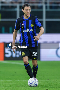 2024-04-14 - Matteo Darmian of FC Internazionale seen in action during Serie A 2023/24 football match between FC Internazionale and Cagliari Calcio at Giuseppe Meazza Stadium, Milan, Italy on April 14, 2024 - INTER - FC INTERNAZIONALE VS CAGLIARI CALCIO - ITALIAN SERIE A - SOCCER