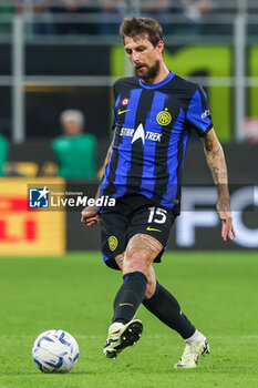 2024-04-14 - Francesco Acerbi of FC Internazionale seen in action during Serie A 2023/24 football match between FC Internazionale and Cagliari Calcio at Giuseppe Meazza Stadium, Milan, Italy on April 14, 2024 - INTER - FC INTERNAZIONALE VS CAGLIARI CALCIO - ITALIAN SERIE A - SOCCER