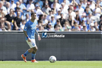 2024-04-14 - SSC Napoli's Italian forward Matteo Politano controls the ball during the Serie A football match between SSC Napoli and Frosinone at the Diego Armando Maradona Stadium in Naples, southern Italy, on April 14, 2024. - SSC NAPOLI VS FROSINONE CALCIO - ITALIAN SERIE A - SOCCER