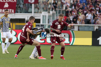 2024-04-13 - Alessandro Buongiorno (Torino FC) and Karol Linetty (Torino FC) vs Dusan Vlahovic (Juventus FC) - TORINO FC VS JUVENTUS FC - ITALIAN SERIE A - SOCCER