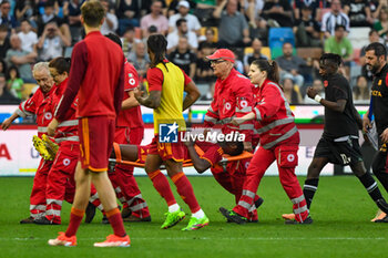 2024-04-14 - Roma’s Evan Ndicka leaves the field on a stretcher - UDINESE CALCIO VS AS ROMA - ITALIAN SERIE A - SOCCER