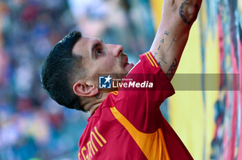2024-04-14 - Roma’s Lorenzo Pellegrini greets the fans at the end of the match - UDINESE CALCIO VS AS ROMA - ITALIAN SERIE A - SOCCER