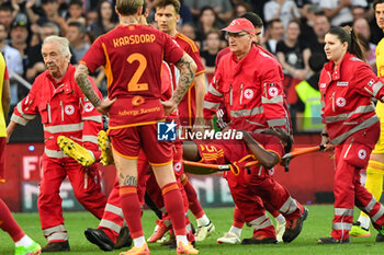 2024-04-14 - Roma's Evan Ndicka leaves on a stretcher - UDINESE CALCIO VS AS ROMA - ITALIAN SERIE A - SOCCER
