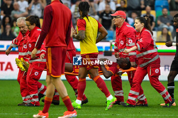 2024-04-14 - Roma's Evan Ndicka leaves on a stretcher - UDINESE CALCIO VS AS ROMA - ITALIAN SERIE A - SOCCER
