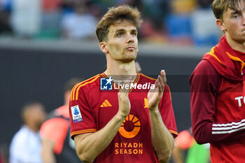 2024-04-14 - Roma’s Diego Llorente greets the fans at the end of the match - UDINESE CALCIO VS AS ROMA - ITALIAN SERIE A - SOCCER