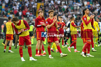 2024-04-14 - AS Roma greets the fans at the end of the match - UDINESE CALCIO VS AS ROMA - ITALIAN SERIE A - SOCCER