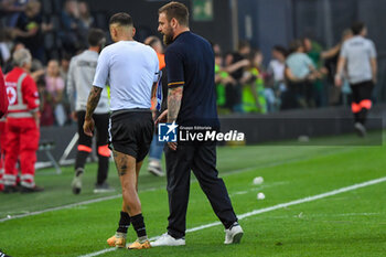 2024-04-14 - Roma's Head Coach Daniele De Rossi and Udinese's Roberto Maximiliano Pereyra - UDINESE CALCIO VS AS ROMA - ITALIAN SERIE A - SOCCER