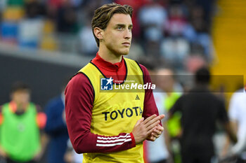 2024-04-14 - Roma’s Evan Ndicka greets the fans at the end of the match - UDINESE CALCIO VS AS ROMA - ITALIAN SERIE A - SOCCER