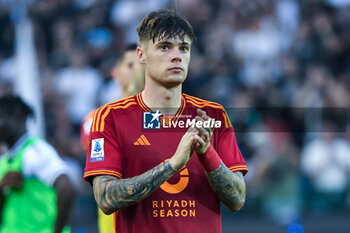 2024-04-14 - Roma’s Nicola Zalewski greets the fans at the end of the match - UDINESE CALCIO VS AS ROMA - ITALIAN SERIE A - SOCCER