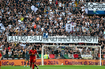 2024-04-14 - Udinese Calcio fans hold sign for Roma's Friend - UDINESE CALCIO VS AS ROMA - ITALIAN SERIE A - SOCCER