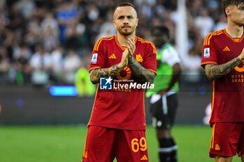 2024-04-14 - Roma’s Angelino (Jose Angel Esmoris Tasende) greets the fans at the end of the match - UDINESE CALCIO VS AS ROMA - ITALIAN SERIE A - SOCCER