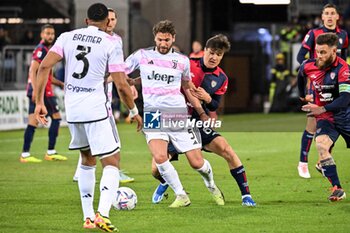 2024-04-19 - Manuel Locatelli of Juventus FC, Eldor Shomurodov of Cagliari Calcio - CAGLIARI CALCIO VS JUVENTUS FC - ITALIAN SERIE A - SOCCER