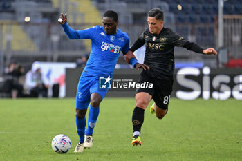 2024-04-20 - Empoli FC's forward Emmanuel Gyasi against SSC Napoli's forward Giacomo Raspadori - EMPOLI FC VS SSC NAPOLI - ITALIAN SERIE A - SOCCER