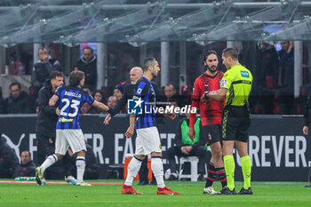 2024-04-22 - Referee Andrea Colombo talks to Yacine Adli of AC Milan and Henrikh Mkhitaryan of FC Internazionale during Serie A 2023/24 football match between AC Milan and FC Internazionale at San Siro Stadium, Milan, Italy on April 22, 2024 - AC MILAN VS INTER - FC INTERNAZIONALE - ITALIAN SERIE A - SOCCER