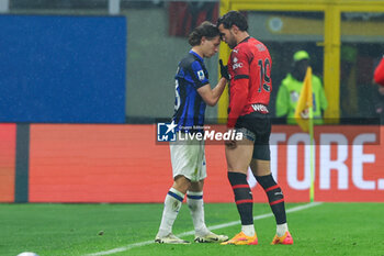 2024-04-22 - Nicolo Barella of FC Internazionale discusses with Theo Hernandez of AC Milan during Serie A 2023/24 football match between AC Milan and FC Internazionale at San Siro Stadium, Milan, Italy on April 22, 2024 - AC MILAN VS INTER - FC INTERNAZIONALE - ITALIAN SERIE A - SOCCER