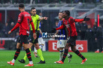 2024-04-22 - Rafael Leao of AC Milan protests with Referee Andrea Colombo during Serie A 2023/24 football match between AC Milan and FC Internazionale at San Siro Stadium, Milan, Italy on April 22, 2024 - AC MILAN VS INTER - FC INTERNAZIONALE - ITALIAN SERIE A - SOCCER
