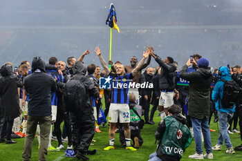 2024-04-22 - FC Internazionale players celebrate the victory of the Serie A 2023/24 title during Serie A 2023/24 football match between AC Milan and FC Internazionale at San Siro Stadium, Milan, Italy on April 22, 2024 - AC MILAN VS INTER - FC INTERNAZIONALE - ITALIAN SERIE A - SOCCER