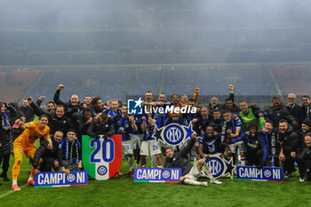 2024-04-22 - FC Internazionale players celebrate the victory of the Serie A 2023/24 title during Serie A 2023/24 football match between AC Milan and FC Internazionale at San Siro Stadium, Milan, Italy on April 22, 2024 - AC MILAN VS INTER - FC INTERNAZIONALE - ITALIAN SERIE A - SOCCER