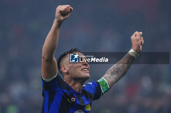 2024-04-22 - Lautaro Martinez of FC Internazionale celebrates the victory of the Serie A 2023/24 titleduring Serie A 2023/24 football match between AC Milan and FC Internazionale at San Siro Stadium, Milan, Italy on April 22, 2024 - AC MILAN VS INTER - FC INTERNAZIONALE - ITALIAN SERIE A - SOCCER