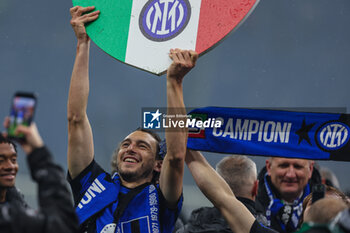2024-04-22 - Matteo Darmian of FC Internazionale celebrate the victory of the Serie A 2023/24 title during Serie A 2023/24 football match between AC Milan and FC Internazionale at San Siro Stadium, Milan, Italy on April 22, 2024 - AC MILAN VS INTER - FC INTERNAZIONALE - ITALIAN SERIE A - SOCCER