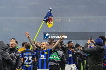 2024-04-22 - Federico Dimarco of FC Internazionale celebrates and Marcus Thuram of FC Internazionale exhibits his match jersey on an AC Milan branded corner flag as he celebrates the club's 20th Scudetto with team mates during Serie A 2023/24 football match between AC Milan and FC Internazionale at San Siro Stadium, Milan, Italy on April 22, 2024 - AC MILAN VS INTER - FC INTERNAZIONALE - ITALIAN SERIE A - SOCCER