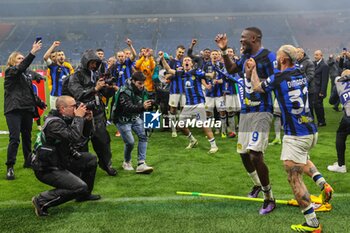2024-04-22 - FC Internazionale players celebrate the club's 20th Scudetto during Serie A 2023/24 football match between AC Milan and FC Internazionale at San Siro Stadium, Milan, Italy on April 22, 2024 - AC MILAN VS INTER - FC INTERNAZIONALE - ITALIAN SERIE A - SOCCER