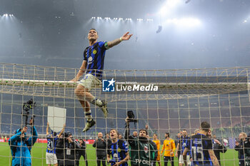 2024-04-22 - Lautaro Martinez of FC Internazionale celebrates the club's 20th Scudetto on the cross bar following the final whistle during Serie A 2023/24 football match between AC Milan and FC Internazionale at San Siro Stadium, Milan, Italy on April 22, 2024 - AC MILAN VS INTER - FC INTERNAZIONALE - ITALIAN SERIE A - SOCCER