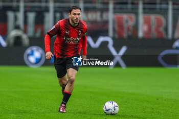 2024-04-22 - Davide Calabria of AC Milan seen in action during Serie A 2023/24 football match between AC Milan and FC Internazionale at San Siro Stadium, Milan, Italy on April 22, 2024 - AC MILAN VS INTER - FC INTERNAZIONALE - ITALIAN SERIE A - SOCCER