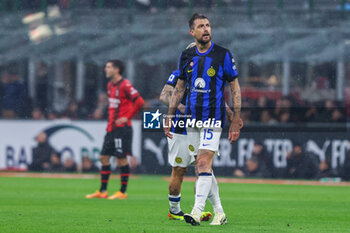 2024-04-22 - Francesco Acerbi of FC Internazionale looks on during Serie A 2023/24 football match between AC Milan and FC Internazionale at San Siro Stadium, Milan, Italy on April 22, 2024 - AC MILAN VS INTER - FC INTERNAZIONALE - ITALIAN SERIE A - SOCCER
