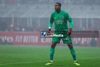 2024-04-22 - Mike Maignan of AC Milan seen in action during Serie A 2023/24 football match between AC Milan and FC Internazionale at San Siro Stadium, Milan, Italy on April 22, 2024 - AC MILAN VS INTER - FC INTERNAZIONALE - ITALIAN SERIE A - SOCCER