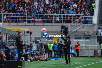 2024-04-28 - Simone Inzaghi Head Coach of FC Internazionale greets the fans during Serie A 2023/24 football match between FC Internazionale and Torino FC at Giuseppe Meazza Stadium, Milan, Italy on April 28, 2024 - INTER - FC INTERNAZIONALE VS TORINO FC - ITALIAN SERIE A - SOCCER