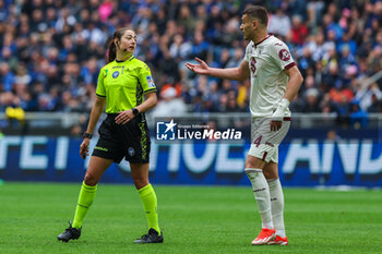 2024-04-28 - Referee Maria Sole Ferrieri Caputi (L) discusses with Alessandro Buongiorno of Torino FC (R) during Serie A 2023/24 football match between FC Internazionale and Torino FC at Giuseppe Meazza Stadium, Milan, Italy on April 28, 2024 - INTER - FC INTERNAZIONALE VS TORINO FC - ITALIAN SERIE A - SOCCER