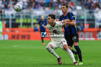 2024-04-28 - Samuele Ricci of Torino FC (L) competes for the ball with Benjamin Pavard of FC Internazionale (R) during Serie A 2023/24 football match between FC Internazionale and Torino FC at Giuseppe Meazza Stadium, Milan, Italy on April 28, 2024 - INTER - FC INTERNAZIONALE VS TORINO FC - ITALIAN SERIE A - SOCCER