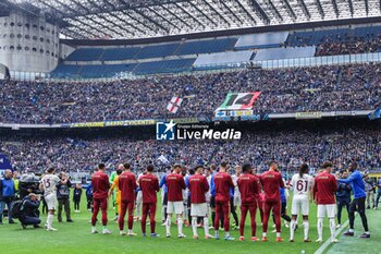 2024-04-28 - Players of  Torino FC form a guard of honour as players of FC Internazionale walk out onto the pitch during Serie A 2023/24 football match between FC Internazionale and Torino FC at Giuseppe Meazza Stadium, Milan, Italy on April 28, 2024 - INTER - FC INTERNAZIONALE VS TORINO FC - ITALIAN SERIE A - SOCCER