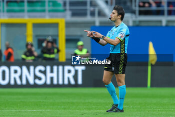 05/05/2024 - Referee Alessandro Prontera seen in action during Serie A 2023/24 football match between AC Milan and Genoa CFC at San Siro Stadium, Milan, Italy on May 05, 2024 - AC MILAN VS GENOA CFC - SERIE A - CALCIO