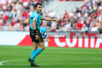 2024-05-05 - Referee Alessandro Prontera gestures during Serie A 2023/24 football match between AC Milan and Genoa CFC at San Siro Stadium, Milan, Italy on May 05, 2024 - AC MILAN VS GENOA CFC - ITALIAN SERIE A - SOCCER