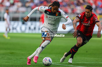 2024-05-05 - Djed Spence of Genoa CFC (L) competes for the ball with Tijjani Reijnders of AC Milan (R) during Serie A 2023/24 football match between AC Milan and Genoa CFC at San Siro Stadium, Milan, Italy on May 05, 2024 - AC MILAN VS GENOA CFC - ITALIAN SERIE A - SOCCER