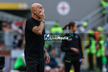 2024-05-05 - Stefano Pioli Head Coach of AC Milan shouts to his players during Serie A 2023/24 football match between AC Milan and Genoa CFC at San Siro Stadium, Milan, Italy on May 05, 2024 - AC MILAN VS GENOA CFC - ITALIAN SERIE A - SOCCER