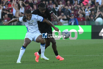06/05/2024 - Isak Hien of Atalanta BC competes for the ball with Loum Tchaouna of US Salernitana 1919 during the Serie A Match between US Salernitana 1919 vs Atalanta BC at Arechi Stadium - US SALERNITANA VS ATALANTA BC - SERIE A - CALCIO