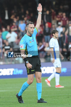 2024-05-06 - Ermanno Feliciano the referee gestures during the Serie A Match between US Salernitana 1919 vs Atalanta BC at Arechi Stadium - US SALERNITANA VS ATALANTA BC - ITALIAN SERIE A - SOCCER