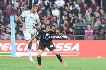 2024-05-06 - Isak Hien of Atalanta BC competes for the ball with Shon Weissman of US Salernitana 1919 during the Serie A Match between US Salernitana 1919 vs Atalanta BC at Arechi Stadium - US SALERNITANA VS ATALANTA BC - ITALIAN SERIE A - SOCCER